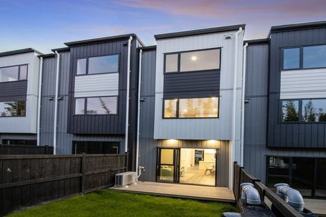 Photo of property in 17 Don Oliver Lane, Glen Eden, 0602