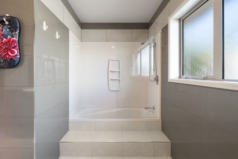 Photo of property in 98 Polson Hill Drive, Aokautere, Palmerston North, 4471