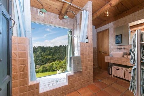 Photo of property in 9 Laingrange Place, Laingholm, Auckland, 0604