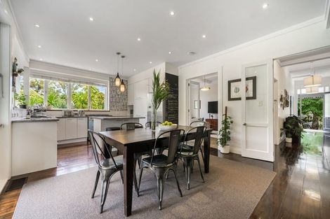 Photo of property in 15 Waterview Road, Stanley Point, Auckland, 0624