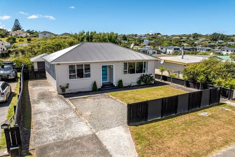 Photo of property in 25 Kapiti Crescent, Titahi Bay, Porirua, 5022