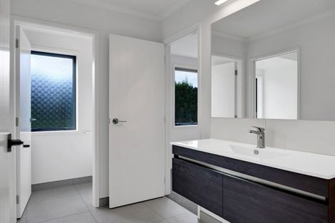 Photo of property in 31 Ninia Road, Paraite, New Plymouth, 4373