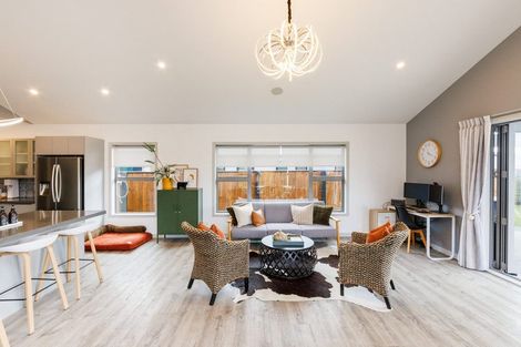 Photo of property in 10 Mediterranean Grove, Fitzherbert, Palmerston North, 4410