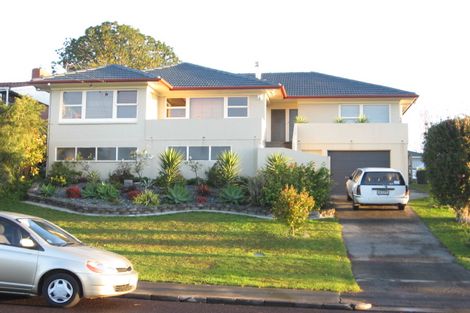 Photo of property in 17 Lynmore Drive, Hillpark, Auckland, 2102