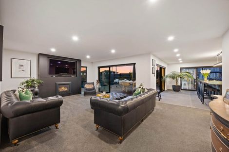 Photo of property in 2 Somerville Road, Shelly Park, Auckland, 2014