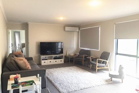 Photo of property in 1 Canonbie Place, East Tamaki Heights, Auckland, 2016