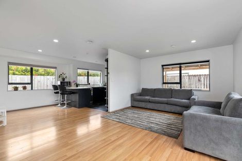 Photo of property in 16 O'sullivan Place, Waiuku, 2123