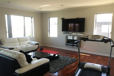 Photo of property in 12 Bintulu Place, Fairview Heights, Auckland, 0632