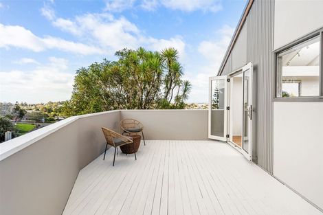 Photo of property in 17 Noeleen Street, Glenfield, Auckland, 0629