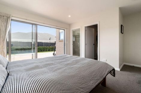 Photo of property in 8 Eric Farley Drive, Kumeu, 0810