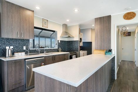 Photo of property in 1 Riesling Place, Henderson, Auckland, 0612