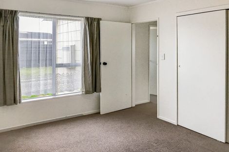 Photo of property in 15a Bayswater Place, Newlands, Wellington, 6037