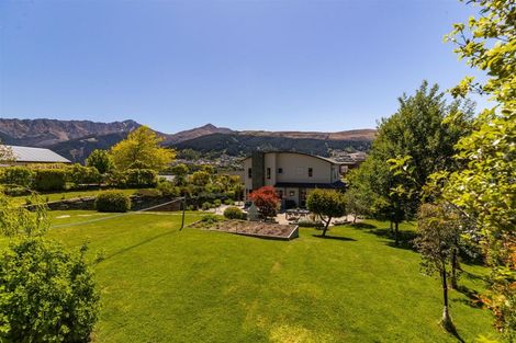 Photo of property in 14 Milward Place, Kelvin Heights, Queenstown, 9300