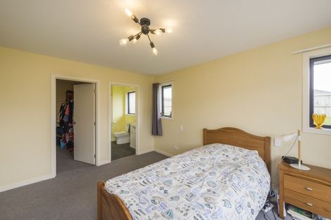 Photo of property in 5 Sardinia Grove, Fitzherbert, Palmerston North, 4410