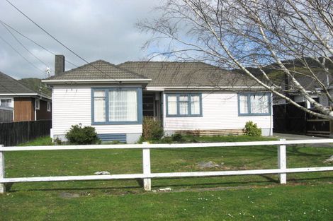 Photo of property in 28 Hinau Grove, Wainuiomata, Lower Hutt, 5014