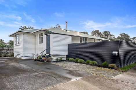 Photo of property in 2/11 Parakai Avenue, Parakai, 0830