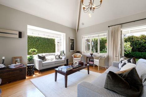 Photo of property in 247 Devonport Road, Tauranga, 3110