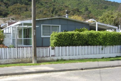 Photo of property in 71a Hampden Street, Picton, 7220