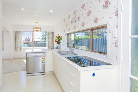 Photo of property in 2/3 Cezanne Place, New Lynn, Auckland, 0600