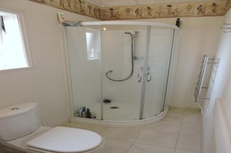 Photo of property in 5 Sampson Lane, Northcote, Auckland, 0627