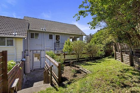 Photo of property in 52 Colchester Crescent, Newlands, Wellington, 6037