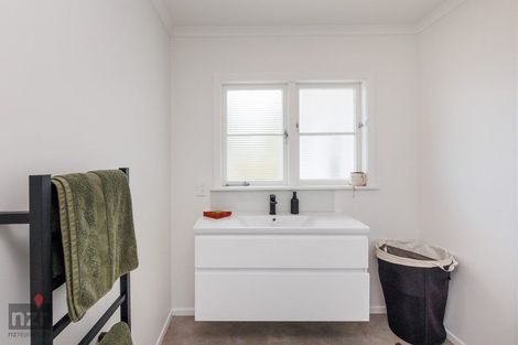 Photo of property in 100 Hastings Street, Halcombe, 4779