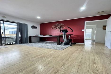 Photo of property in 100 Everglade Drive, Totara Heights, Auckland, 2105