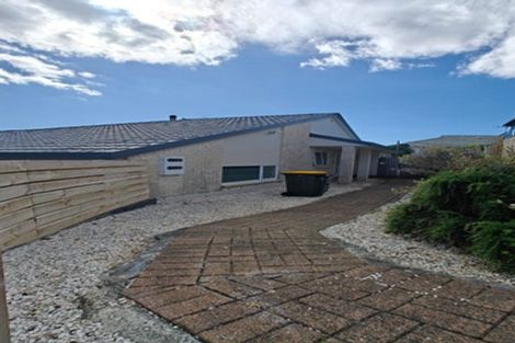 Photo of property in 31 Mandeville Place, Unsworth Heights, Auckland, 0632