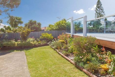 Photo of property in 2/3 Cezanne Place, New Lynn, Auckland, 0600