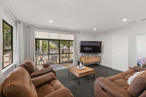 Photo of property in 24 Pukeroa Place, Papakura, 2110