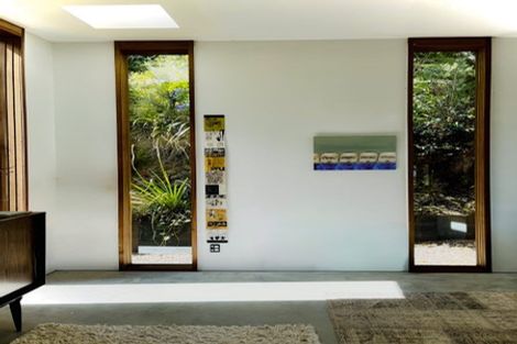 Photo of property in 11 Richmond Road, Mahina Bay, Lower Hutt, 5013