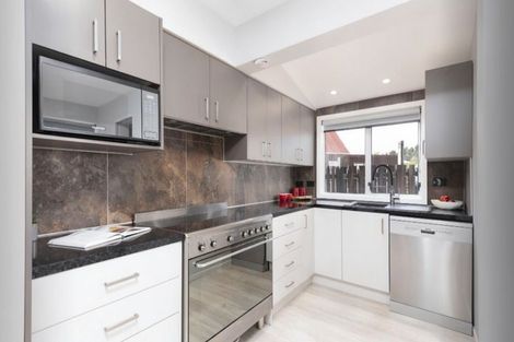 Photo of property in 2/25 Kingsbridge Place, Newlands, Wellington, 6037