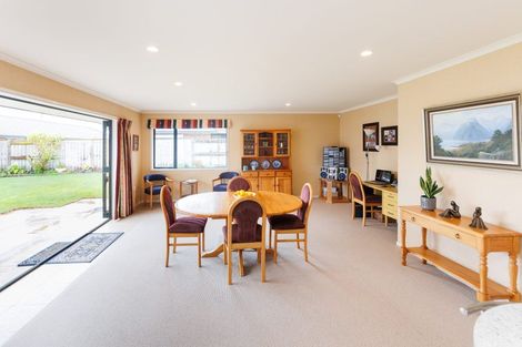 Photo of property in 24 Johnstone Drive, Fitzherbert, Palmerston North, 4410
