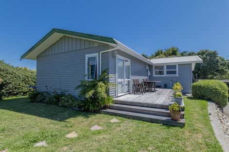 Photo of property in 686 Waikawa Beach Road, Waikawa Beach, Levin, 5573