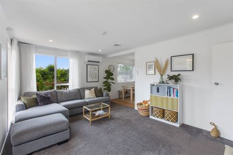 Photo of property in 1/12 Wanita Place, Totara Vale, Auckland, 0629