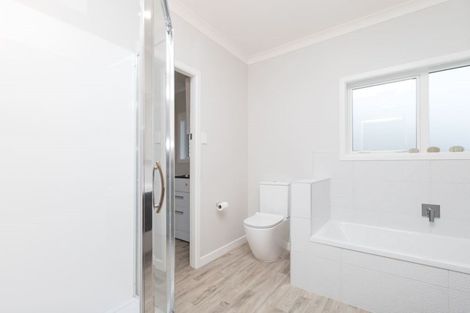 Photo of property in 4 Dover Road, St Andrews, Hamilton, 3200