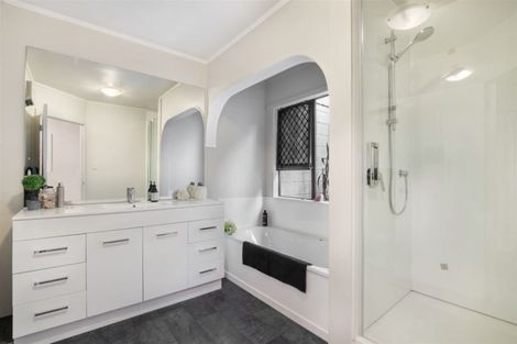 Photo of property in 8 Crompton Road, Massey, Auckland, 0614