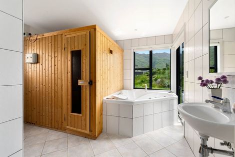 Photo of property in 2 Cleland Close, Wanaka, 9382