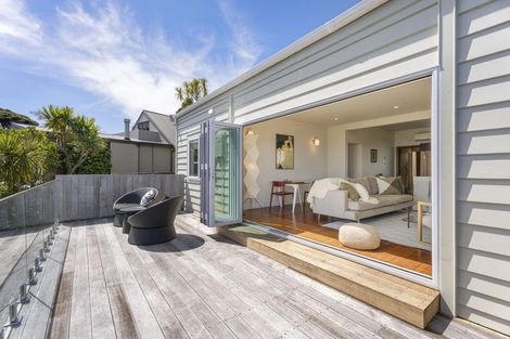 Photo of property in 41 Te Ahuahu Road, Piha, New Lynn, 0772