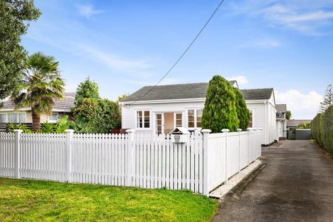 Photo of property in 28 Rewarewa Road, Te Atatu Peninsula, Auckland, 0610