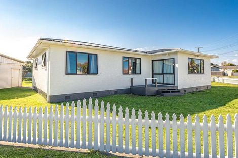 Photo of property in 24 Selwyn Crescent, College Estate, Whanganui, 4500