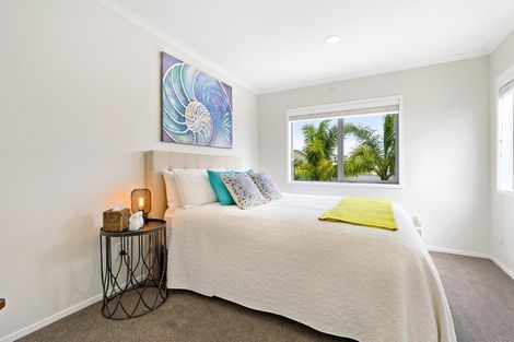 Photo of property in 32 Provence Esplanade, Te Atatu Peninsula, Auckland, 0610