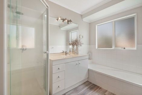 Photo of property in 28 Tyburn Lane, Unsworth Heights, Auckland, 0632