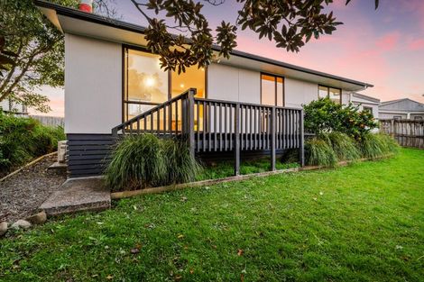 Photo of property in 2/11 Cyril Crescent, West Harbour, Auckland, 0618