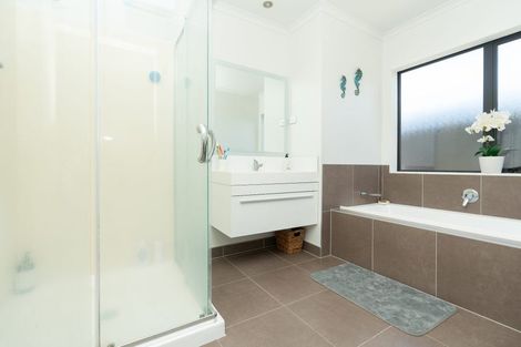 Photo of property in 28 Whitney Place, Rototuna North, Hamilton, 3210