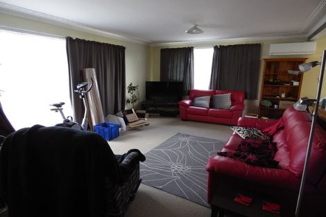 Photo of property in 49 Flanshaw Road, Te Atatu South, Auckland, 0610