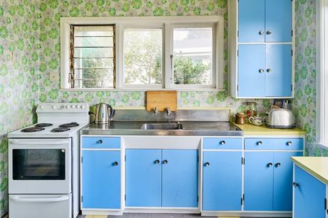 Photo of property in 5 Tirowhanga Road, Paremata, Porirua, 5024