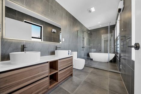 Photo of property in 28 Roxborough Place, East Tamaki Heights, Auckland, 2016