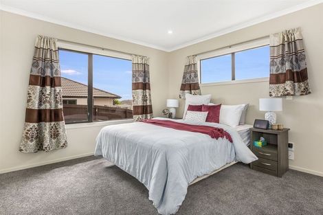 Photo of property in 17 Tongariro Drive, Aotea, Porirua, 5024