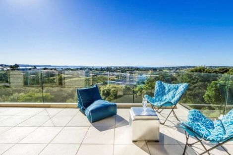 Photo of property in 121 Wade River Road, Stanmore Bay, Whangaparaoa, 0932